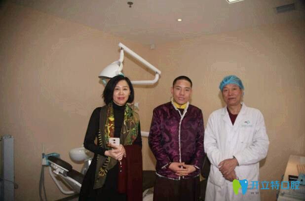 張全祿副院長與西藏活佛合影