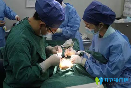 王明為患者進行穿顴種植手術