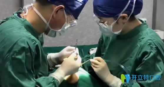 重慶華諾世口腔醫(yī)生在給老媽做種植牙手術(shù)中