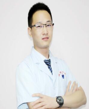 重慶鵬博口腔門診部何冰華