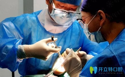 周勇總監(jiān)在粵港數(shù)字化種植大會(huì)現(xiàn)場(chǎng)直播種牙過(guò)程