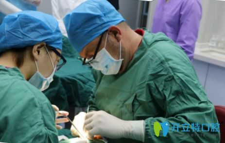 廣州廣大口腔舒斯特博士種植牙手術(shù)現(xiàn)場(chǎng)圖