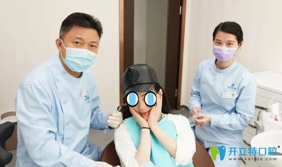 奚漢華醫(yī)生和顧客合影照