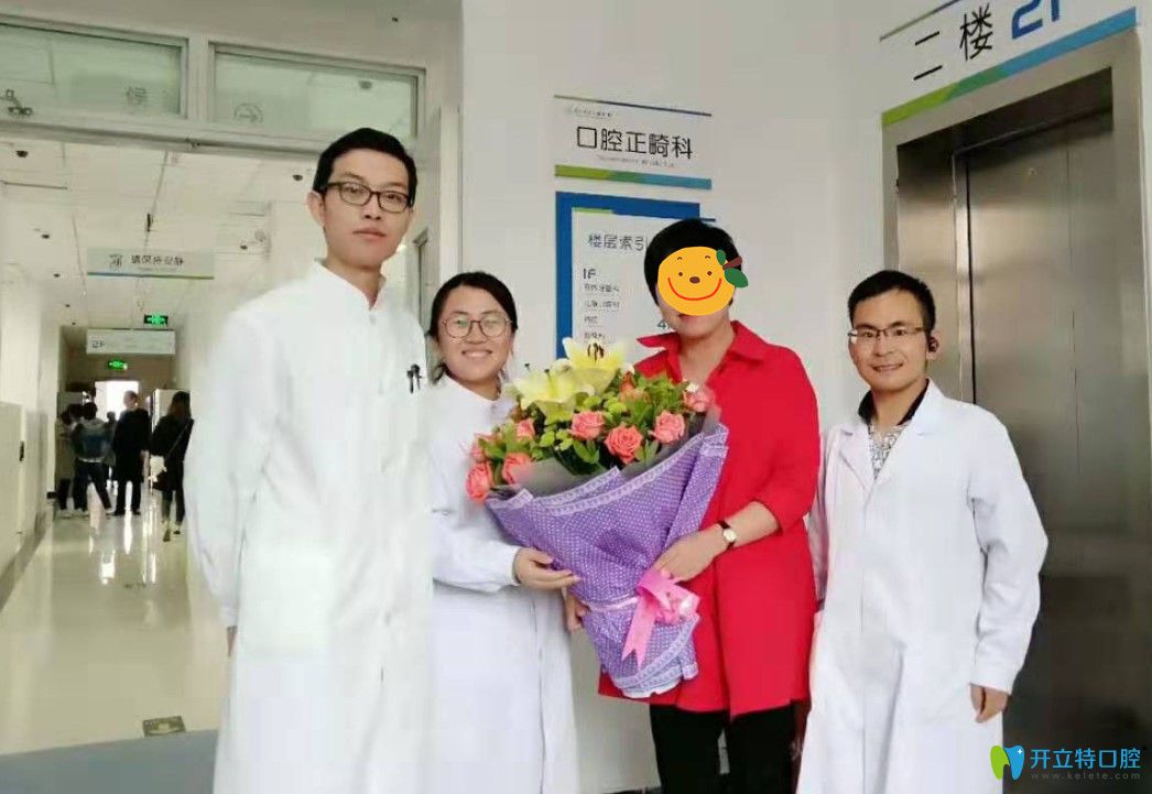 格倫菲爾口腔郭真醫(yī)生和顧客合影 格倫菲爾口腔郭真醫(yī)生和顧客合影