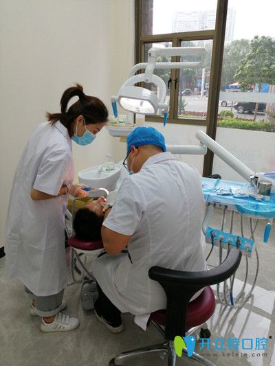 口腔醫(yī)生細(xì)致耐心的為顧客就診 口腔醫(yī)生細(xì)致耐心的為顧客就診
