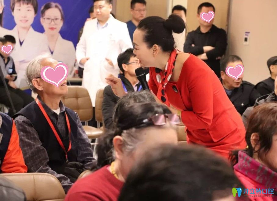 大爺就自己的牙齒情況咨詢張院長如何種牙