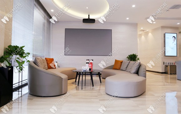 門診設(shè)有溫馨舒適的休息區(qū)