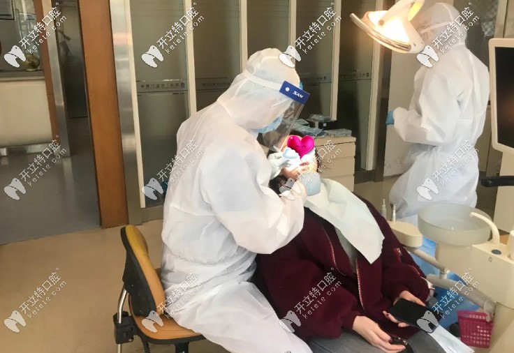 醫(yī)生檢查口腔情況