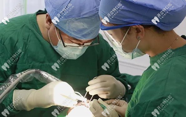 72歲高齡老人在廣州柏德口腔做種植牙的手術(shù)現(xiàn)場