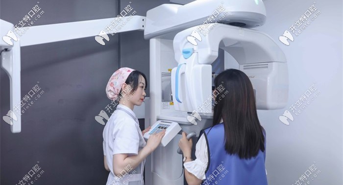 顧客在CBCT機上進行檢查