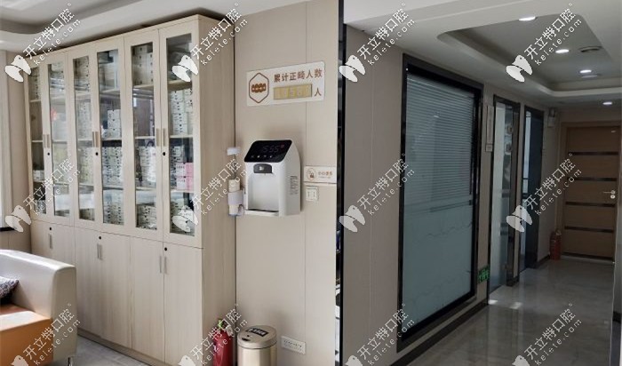 柜子里是顧客做隱形矯正的牙套