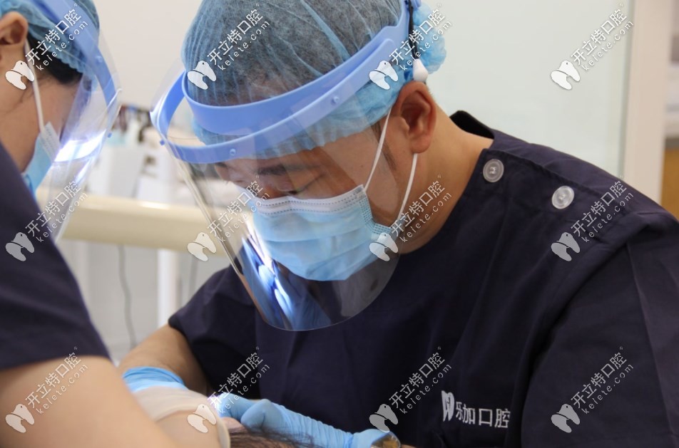 醫(yī)生為顧客的診療過(guò)程