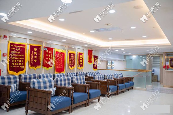 好大夫口腔門店走廊上掛滿了顧客送來的錦旗