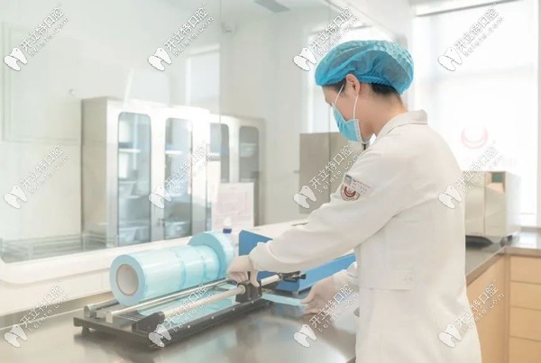 小白兔口腔的配備有專業(yè)的消毒滅菌供應中心