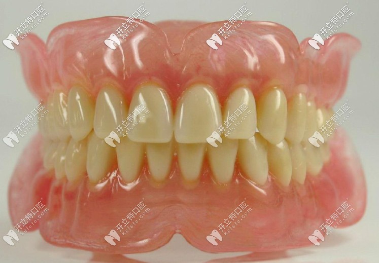 裝假牙固定的好還是活動(dòng)的好？全口的一般要多少錢