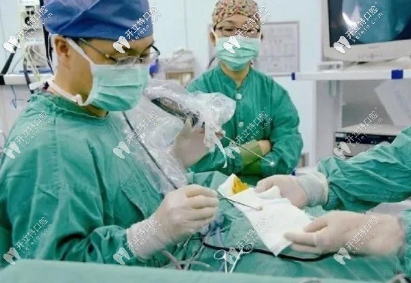 通過手術(shù)把牙齒取出