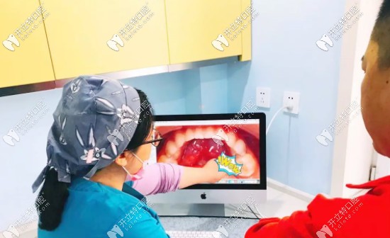 醫(yī)生在給家長講解