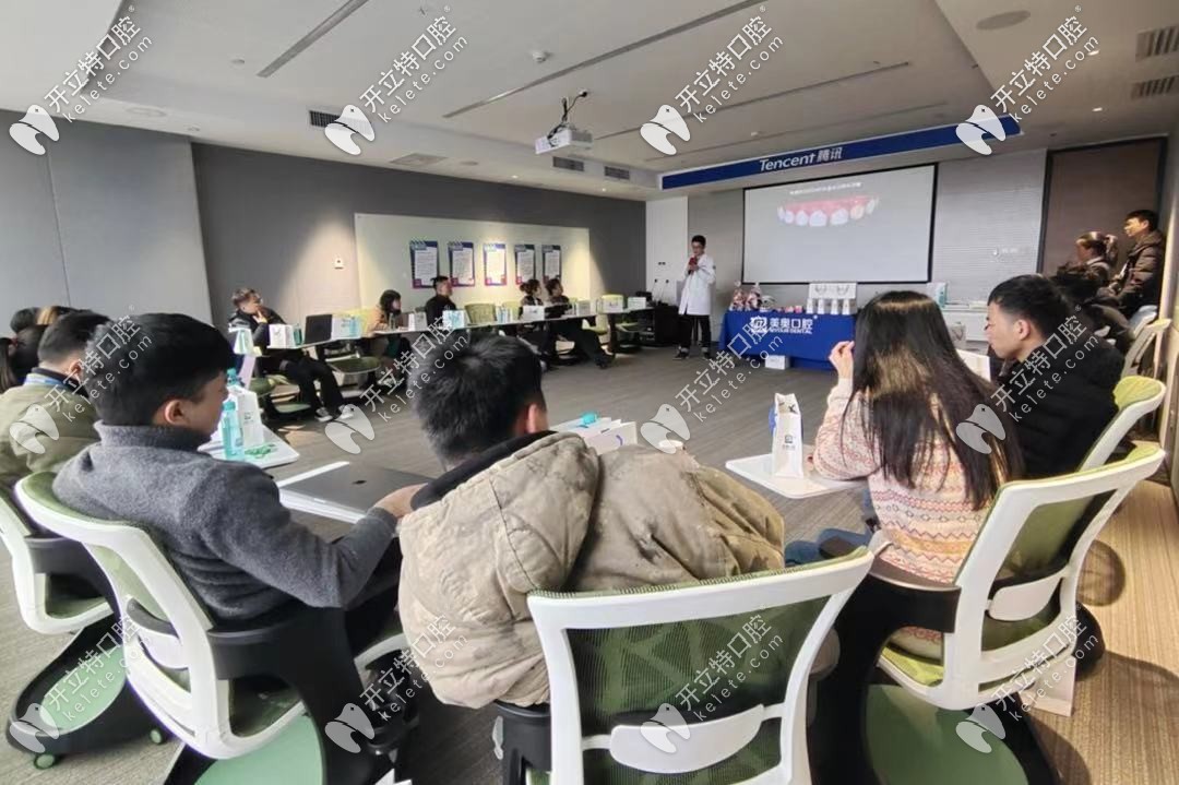 醫(yī)生們一塊在學習交流技術