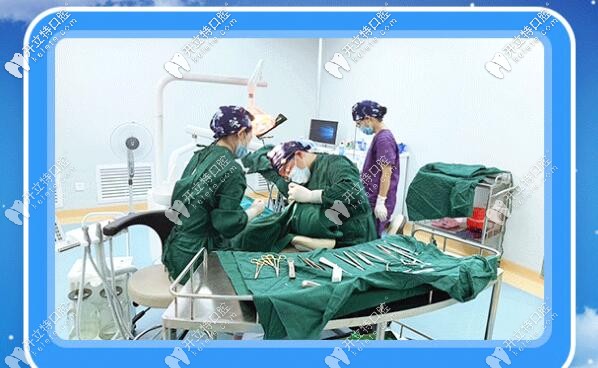 易院長種植牙操作進(jìn)行中