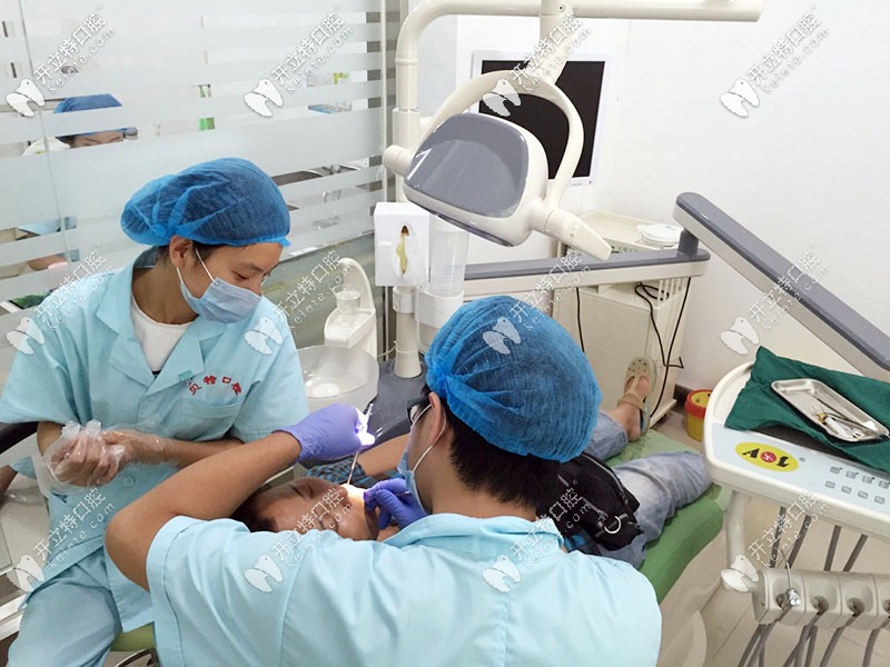 貝特負(fù)責(zé)任的醫(yī)生正在檢查牙齒