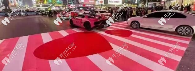 長沙的愛不設(shè)限，連斑馬線都是愛你的形狀。