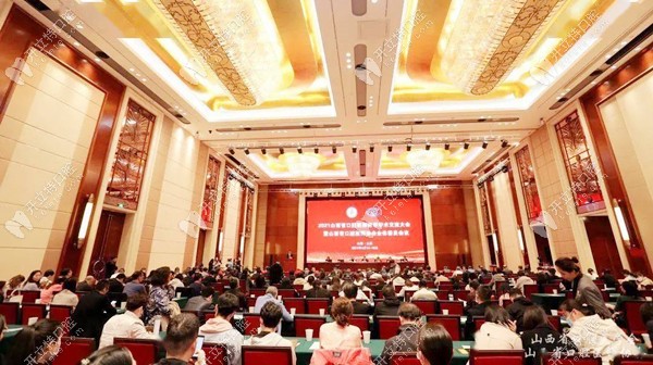 在2025山西數(shù)字化口腔醫(yī)學(xué)學(xué)術(shù)大會上,恒倫口腔團(tuán)隊(duì)大顯身手