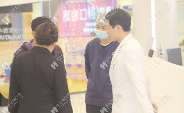 院長及其團隊成員與患者溝通