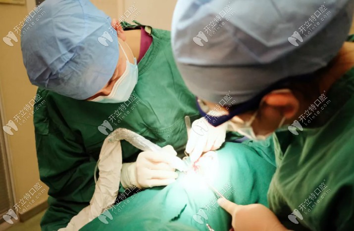 石烈強(qiáng)院長做手術(shù)的過程